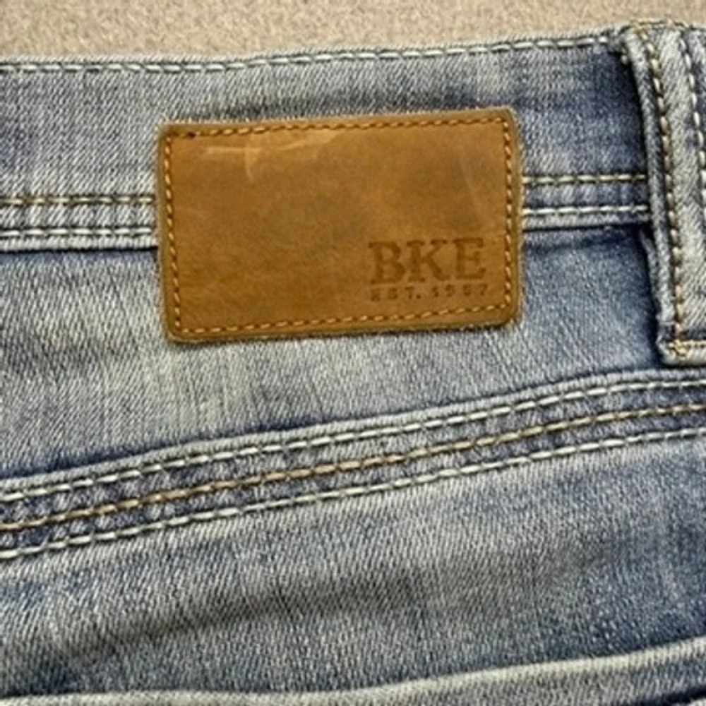 BKE Jeans Mens 33x34 Blue Jake Slim Straight Distressed Ripped Denim Grunge